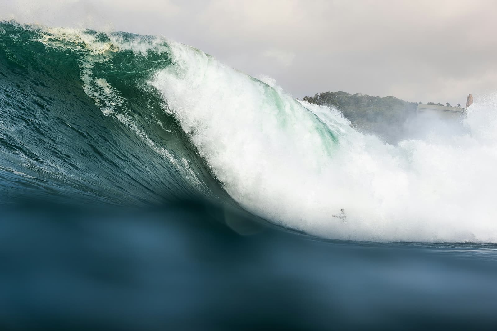 Vague et surfeur